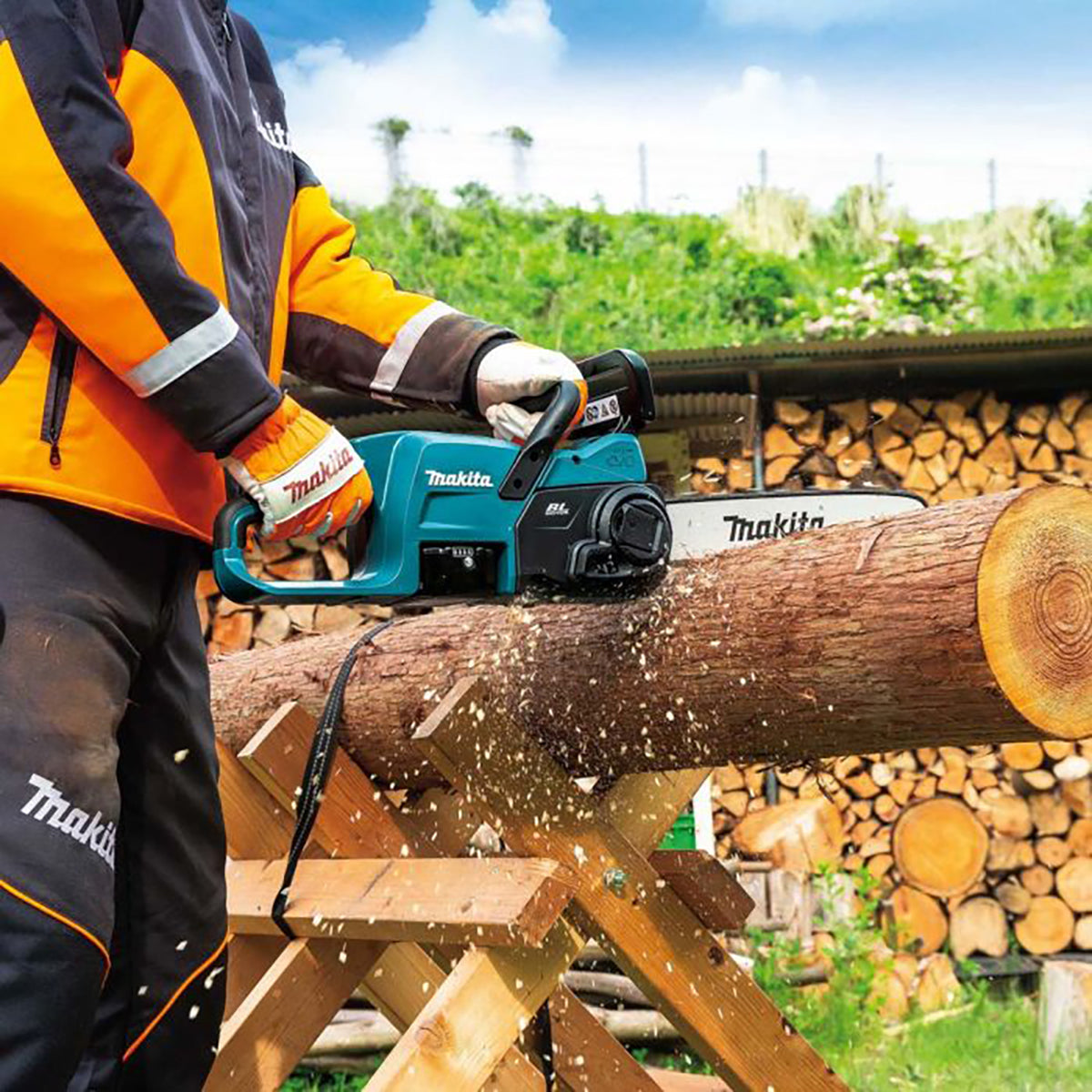 Makita DUC357RT 18V LXT Brushless 35cm Chainsaw With 1 x 5.0Ah Battery & Charger