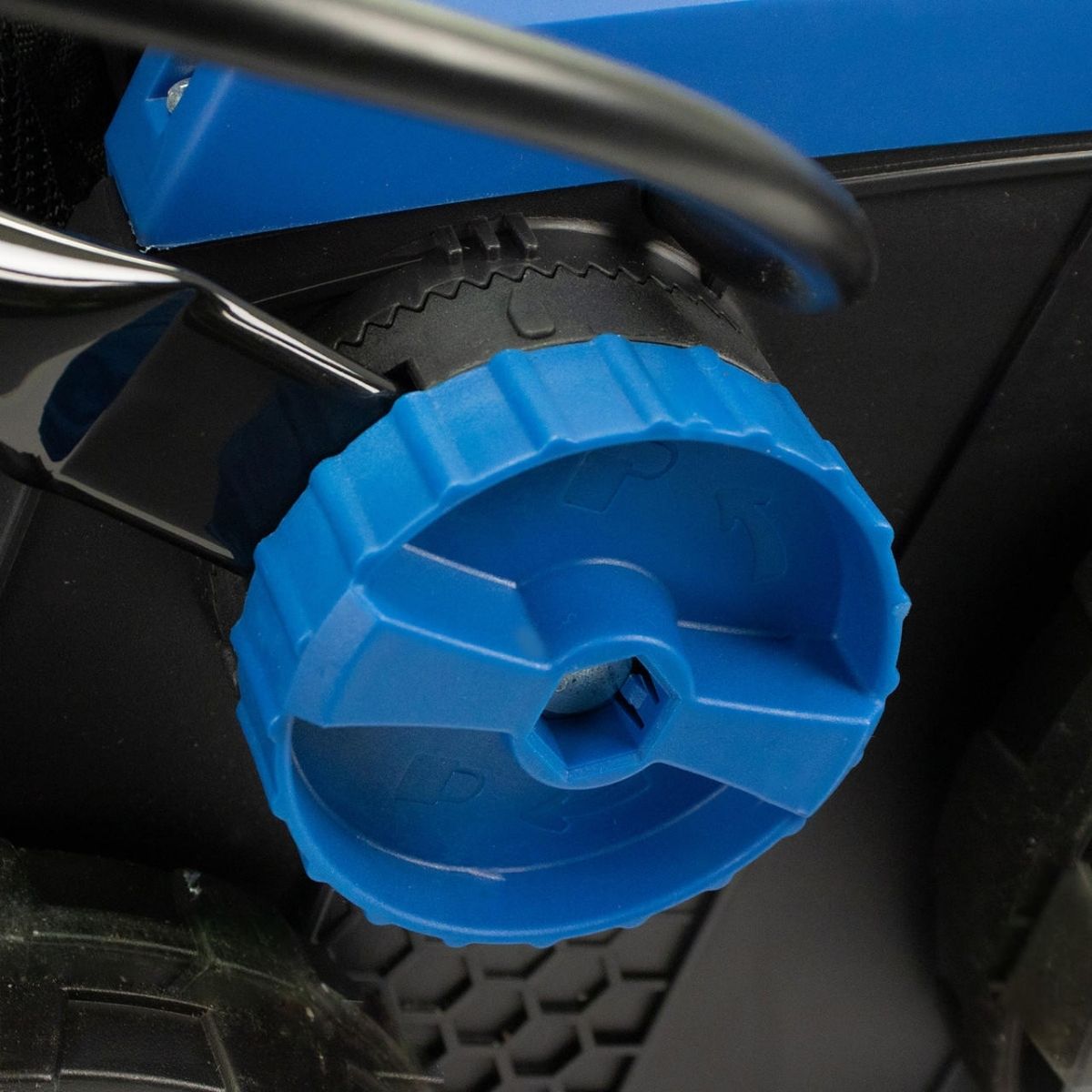 Hyundai HY2196 40V Cordless Lawn Scarifier, Aerator & Dethatcher Rake 380mm 2 x 4Ah Batteries & Charger