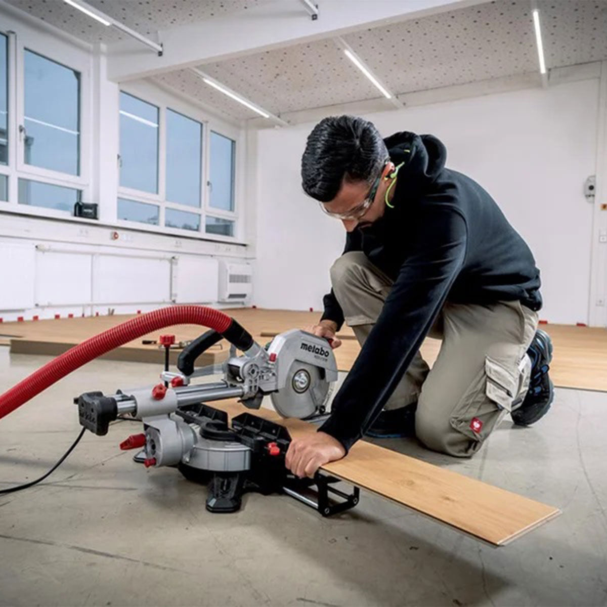 Metabo KGS 216 M 216mm Single Bevel Sliding Mitre Saw 240V/1500W 613216380 with KSU 251 Stand