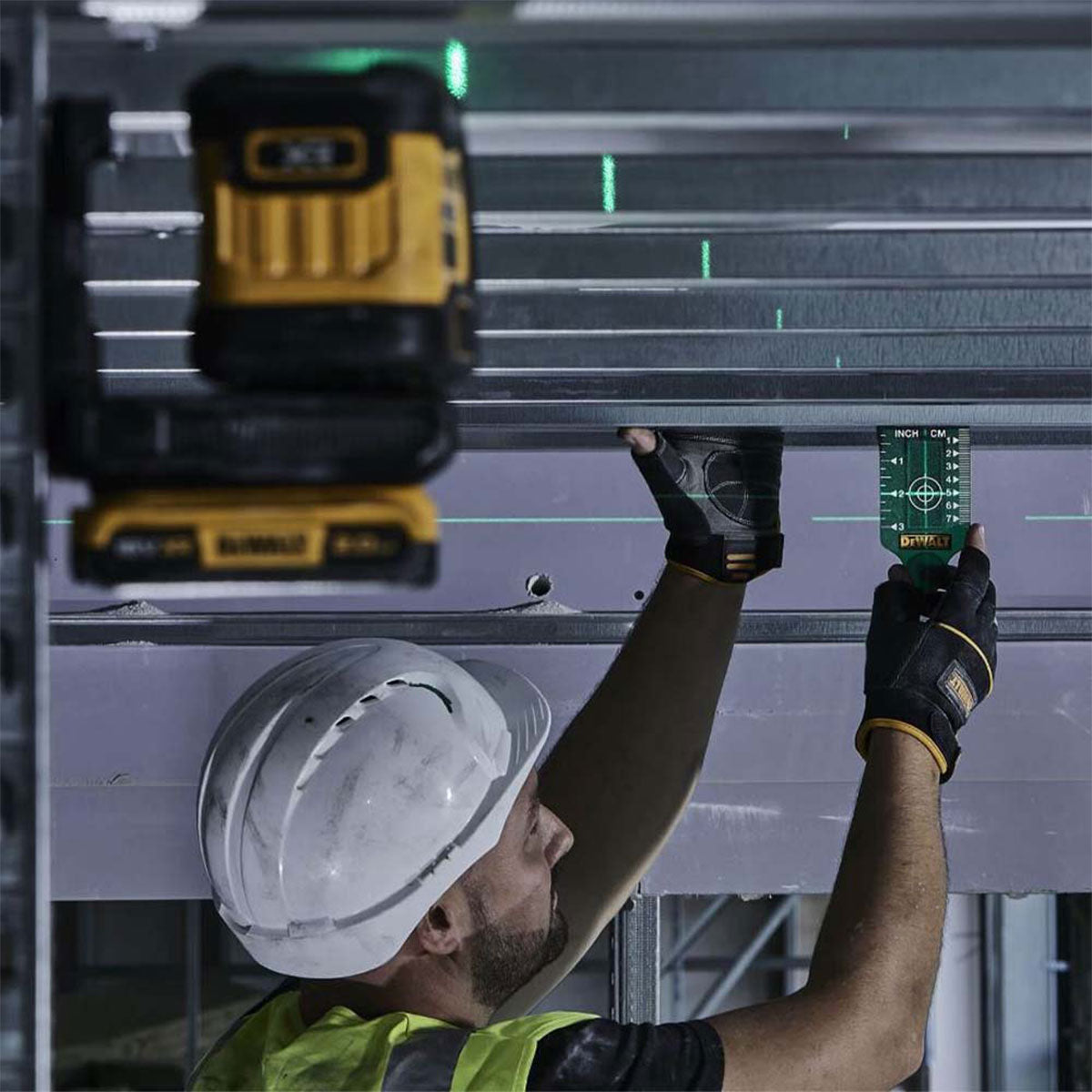 Dewalt DCLE34021D1-GB 18V Green Cross Line Laser 1 x 2.0Ah Battery Charger with Extendable Tripod