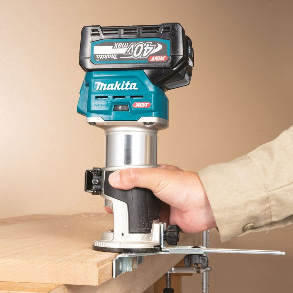 Makita RT001GD203 40V XGT Brushless Router Trimmer with 2 x 2.5Ah Battery, Charger & Case