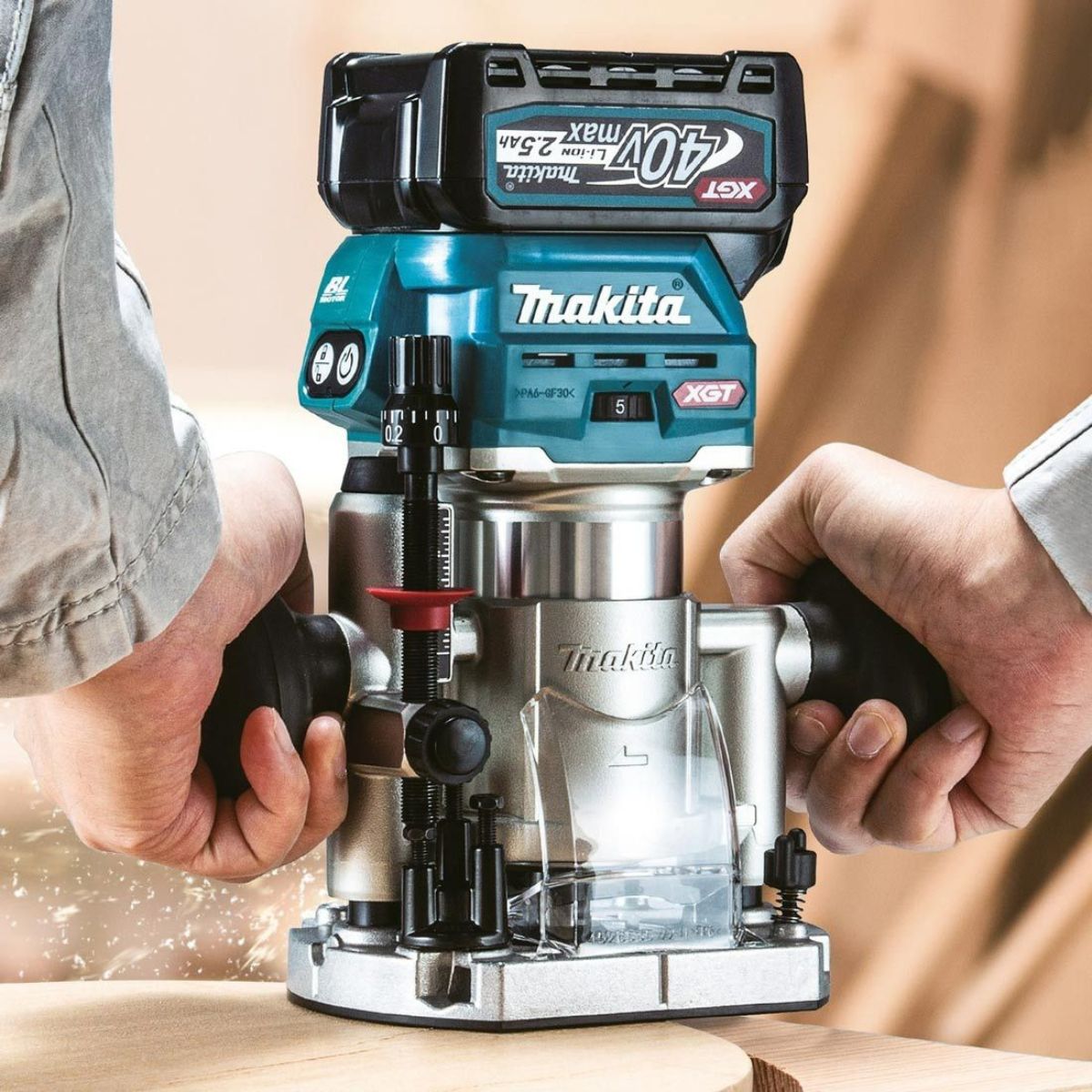 Makita RT001GD203 40V XGT Brushless Router Trimmer with 2 x 2.5Ah Battery, Charger & Case