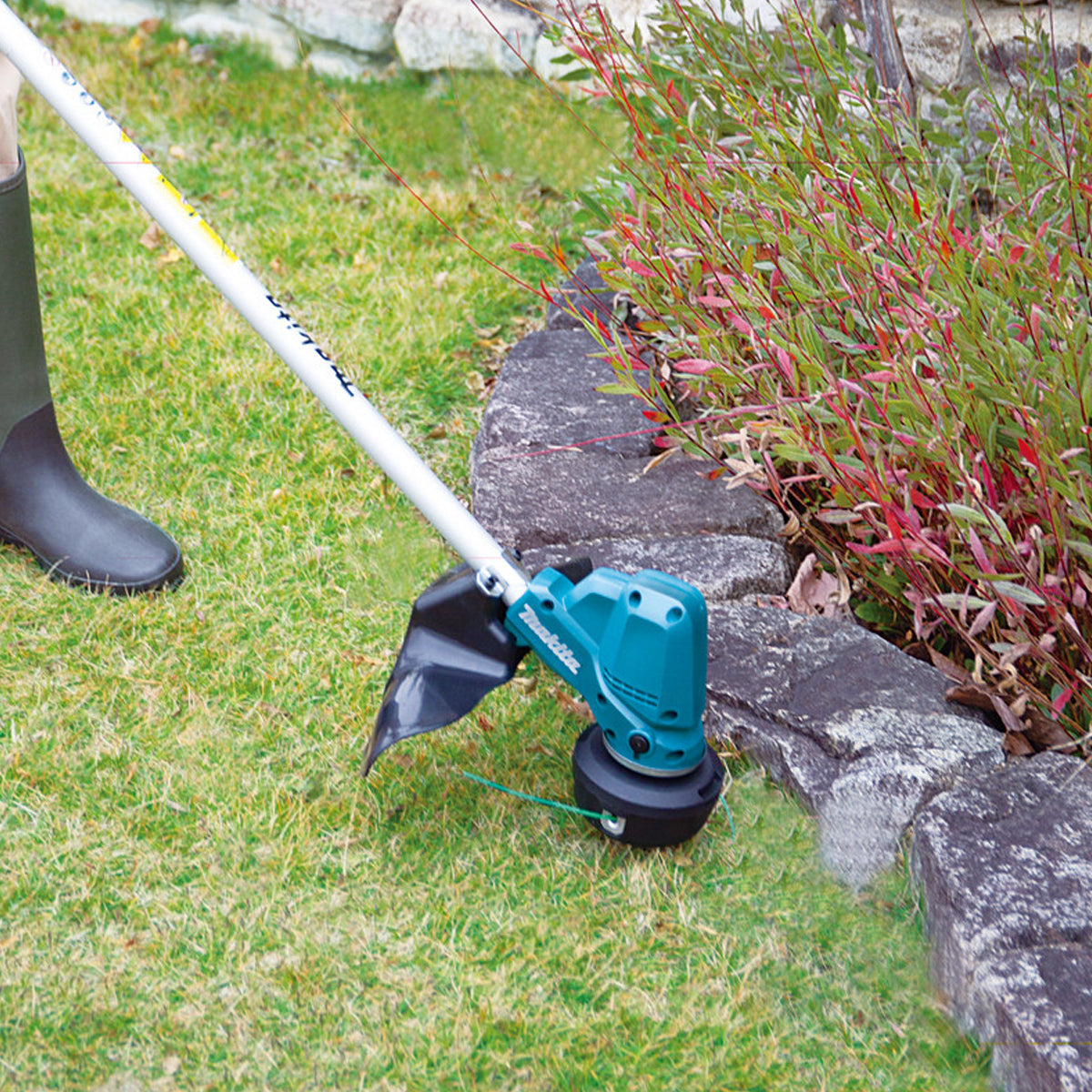 Makita DUR191URT8 18V Cordless Split Shaft Brush Cutter with 1 x 5.0Ah Battery & Charger