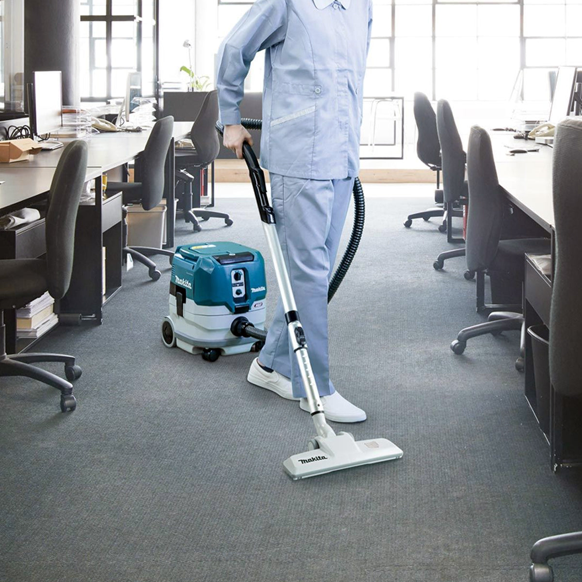 Makita VC005GLD22 40V XGT Brushless Dry L-Class Dust Extractor with 2 x 2.5Ah Battery & Charger