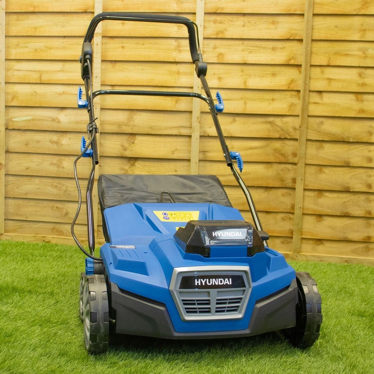 Hyundai HY2196 40V Cordless Lawn Scarifier, Aerator & Dethatcher Rake 380mm 2 x 4Ah Batteries & Charger