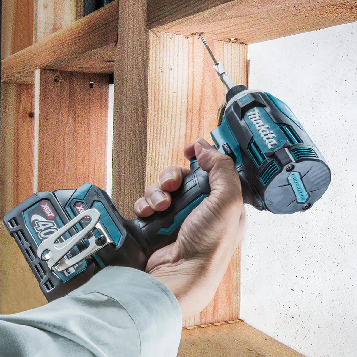 Makita TD001GD201 40V XGT Brushless Impact Driver with 2 x 2.5Ah Batteries, Charger & Case