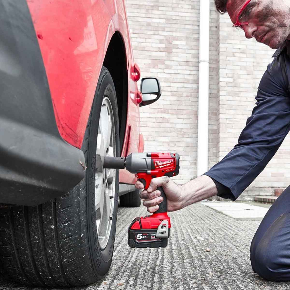 Milwaukee M18FMTIW2F12-0X 18V Brushless 1/2" Impact Wrench with 1 x 5.5Ah Battery Charger & Case