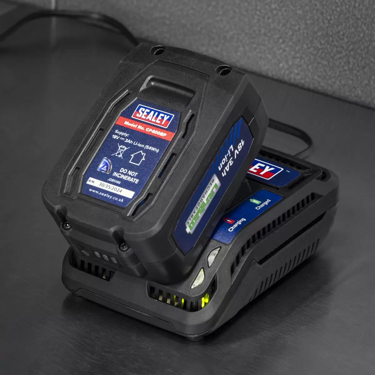 Sealey CP401LIHV 18V Angle Grinder 115mm 1 x 3Ah lithium-ion battery & 2.4A mains charger in a storage case