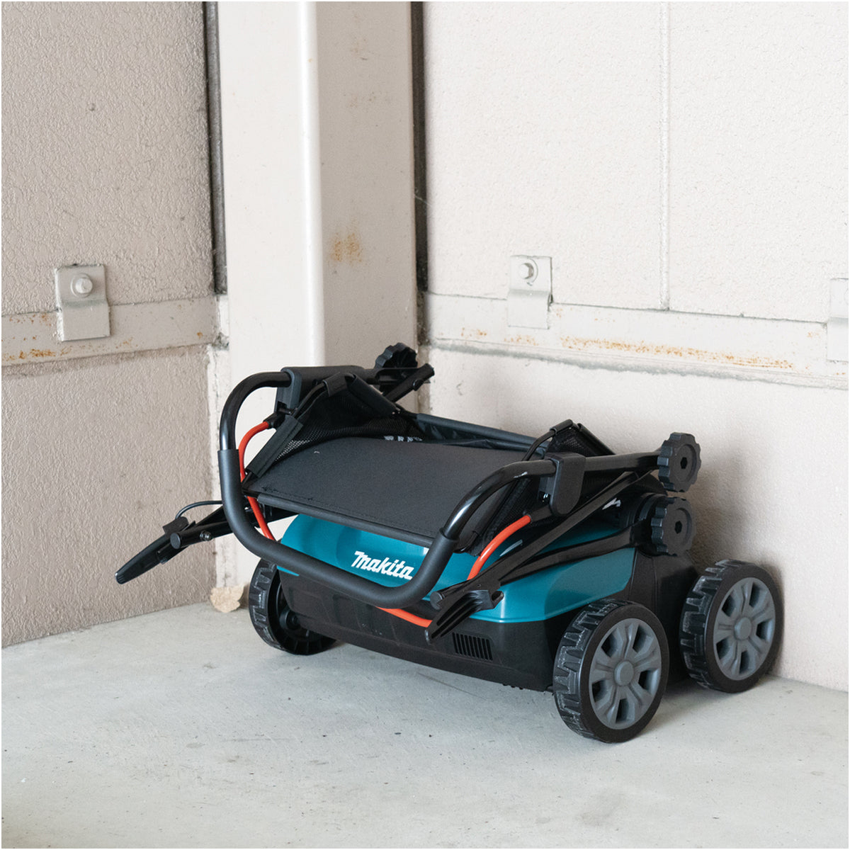 Makita DUV320RT 18V LXT Brushless 320mm Scarifier With 1 x 5.0Ah Battery & Charger